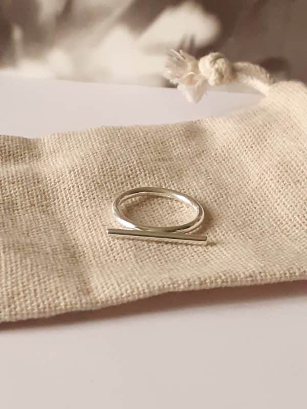 Bague minimaliste en argent sterling design barre pour sublimer ses mains – Image 2