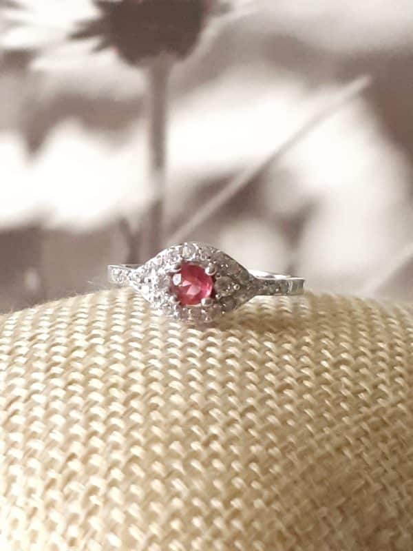 Bague solitaire en argent 925 avec zirconiums blancs et fuchsia : Une alliance parfaite pour célébrer votre amour – Image 4