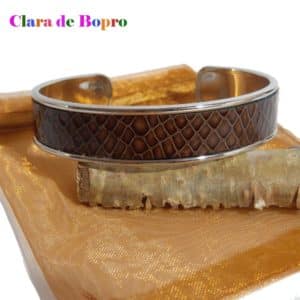 Bracelet jonc en acier inoxydable et cuir marron façon peau de serpent
